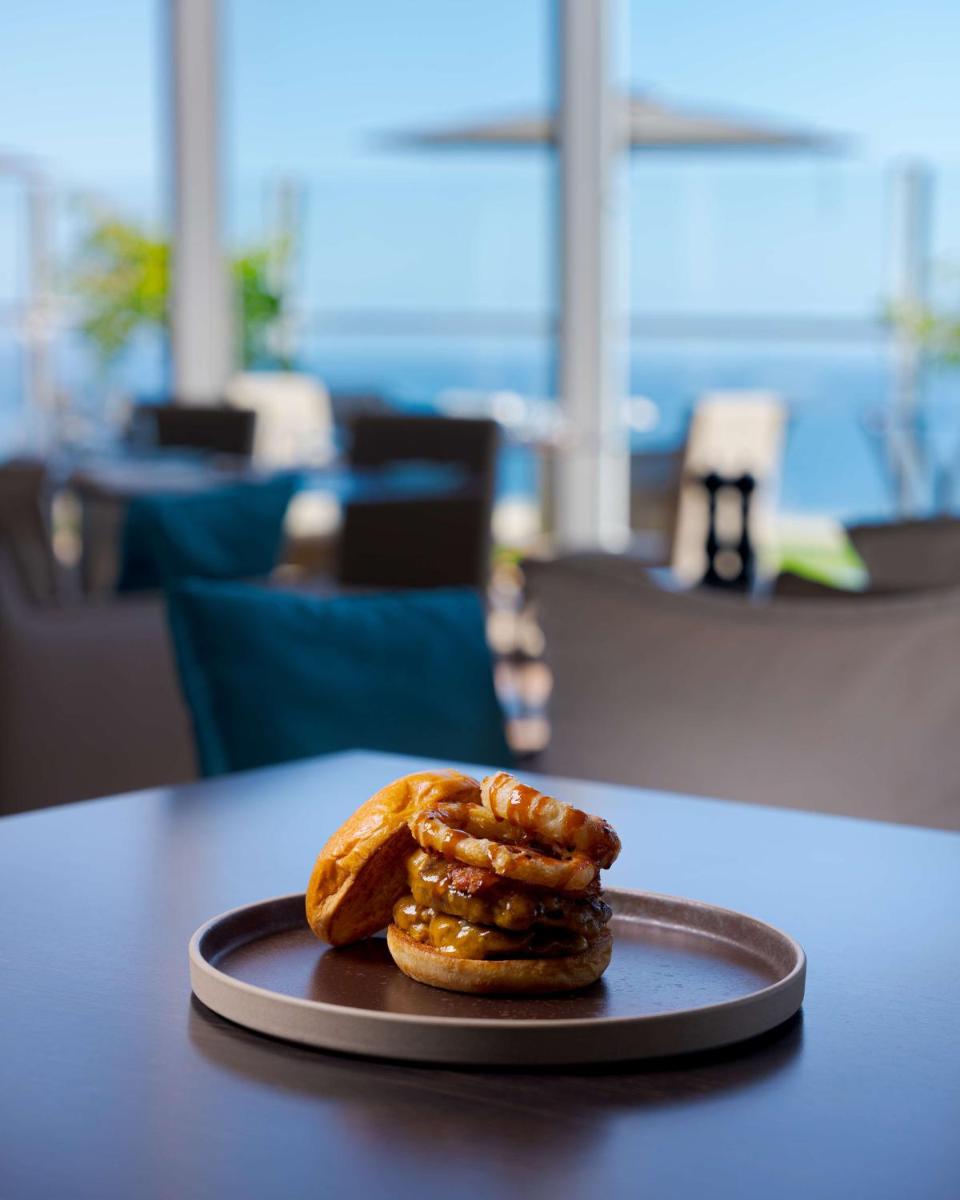 Comida en o cerca de este hotel