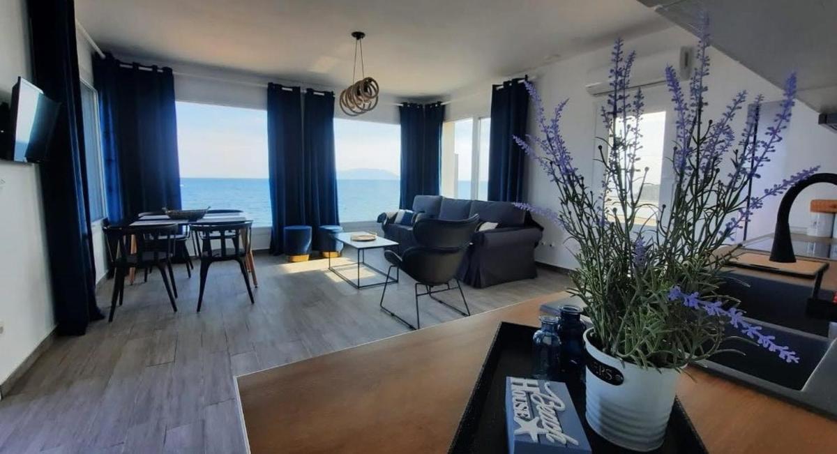 Villa Dimitri - Beach House - Hizvo