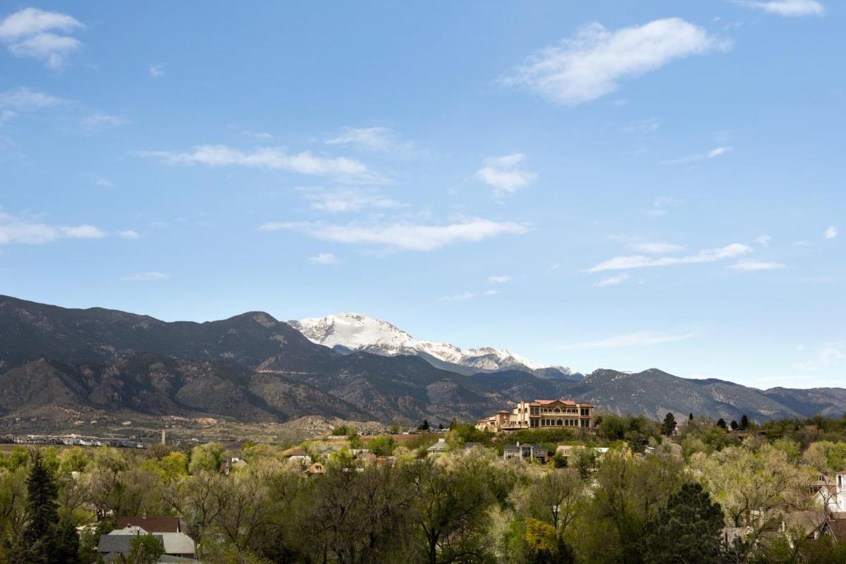 Holiday Inn Express & Suites Colorado Springs Central, an IHG Hotel - Housity