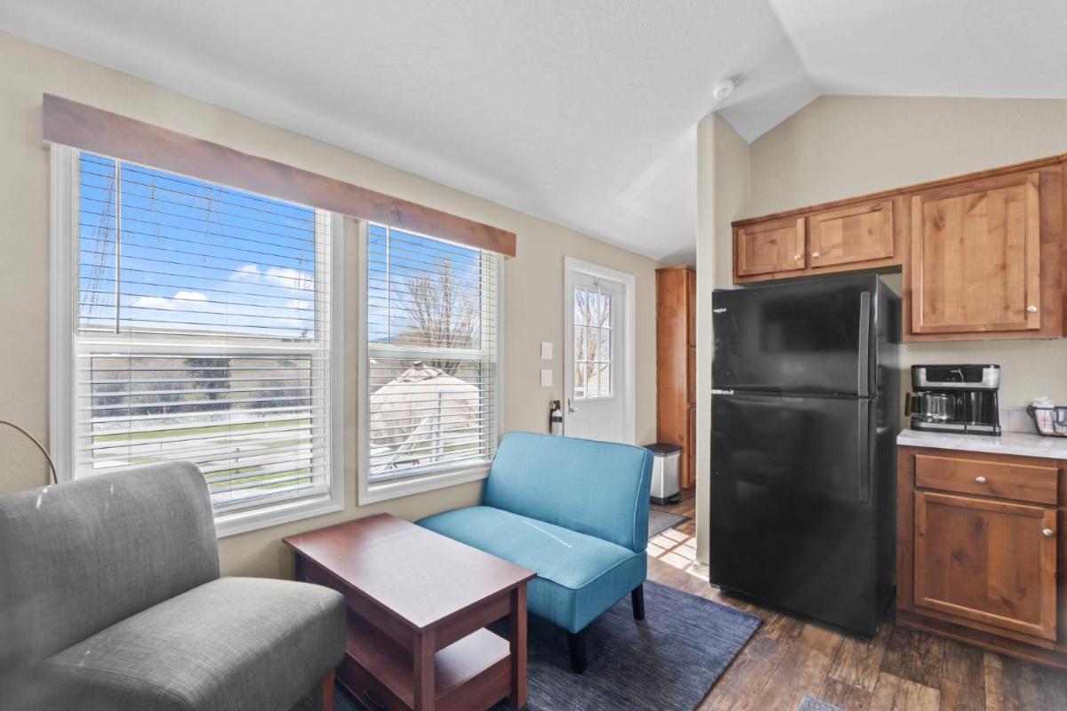 Lost Trail Resort - Riverside Rooms - Near Hot Pools - Housity