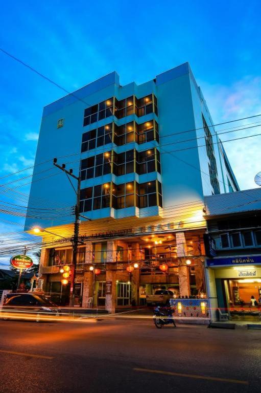 Lake Inn Hotel - Housity