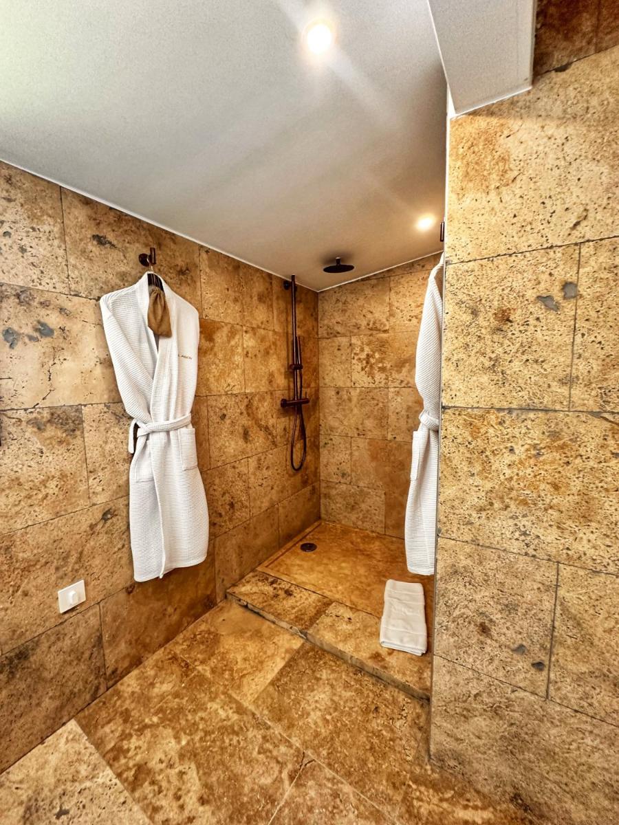 Un baño de Boutique Hotel Comtal Empuries