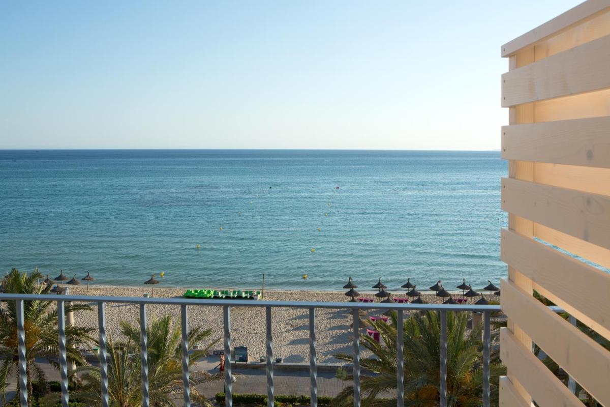 Una vista de la playa desde el balcón de un resort. en Myseahouse Flamingo - Adults Only 4* Sup, en Playa de Palma 130 fotos más