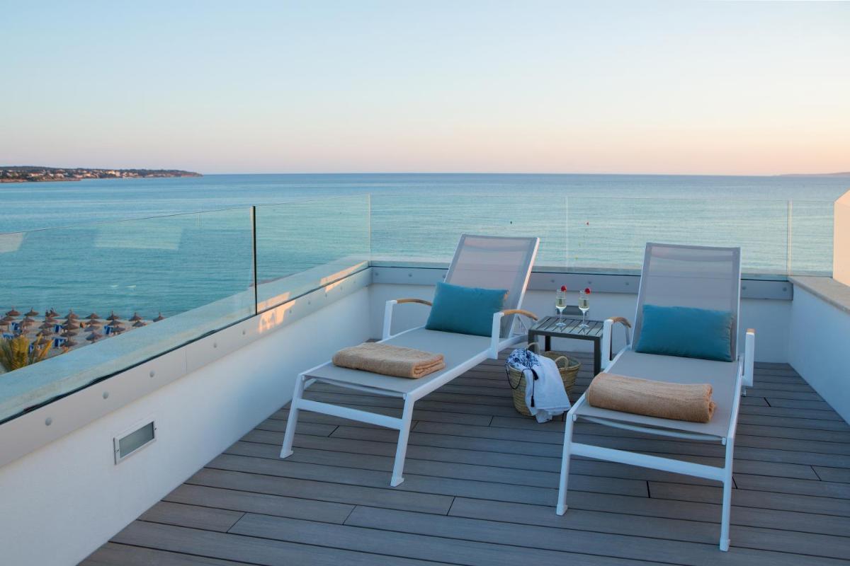 Dos sillas y una mesa en un balcón con vista al mar. en Myseahouse Flamingo - Adults Only 4* Sup, en Playa de Palma