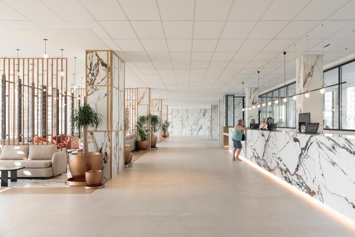 El vestíbulo o zona de recepción de Hotel Best Triton