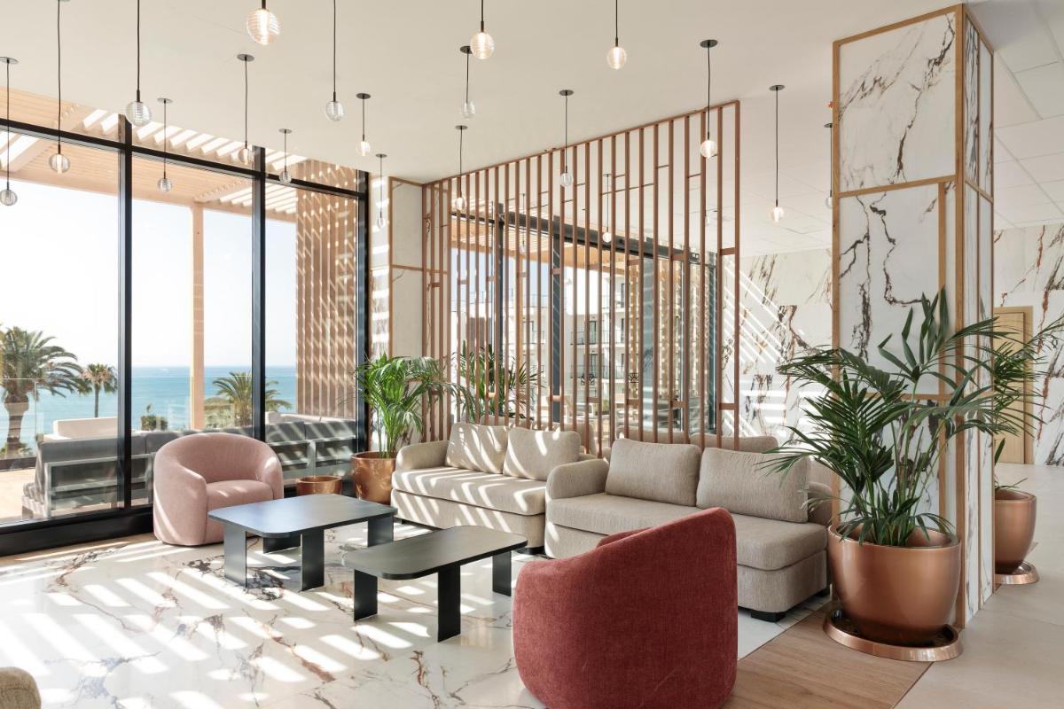 Zona de estar de Hotel Best Triton