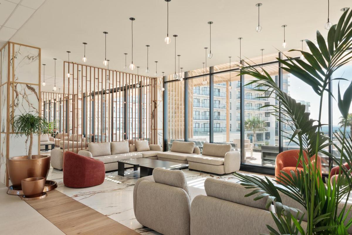 Zona de estar de Hotel Best Triton