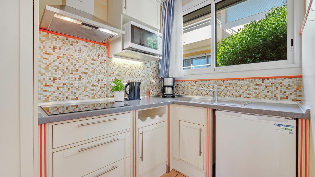 Cuisine ou kitchenette dans l'établissement Résidence les Tourelles