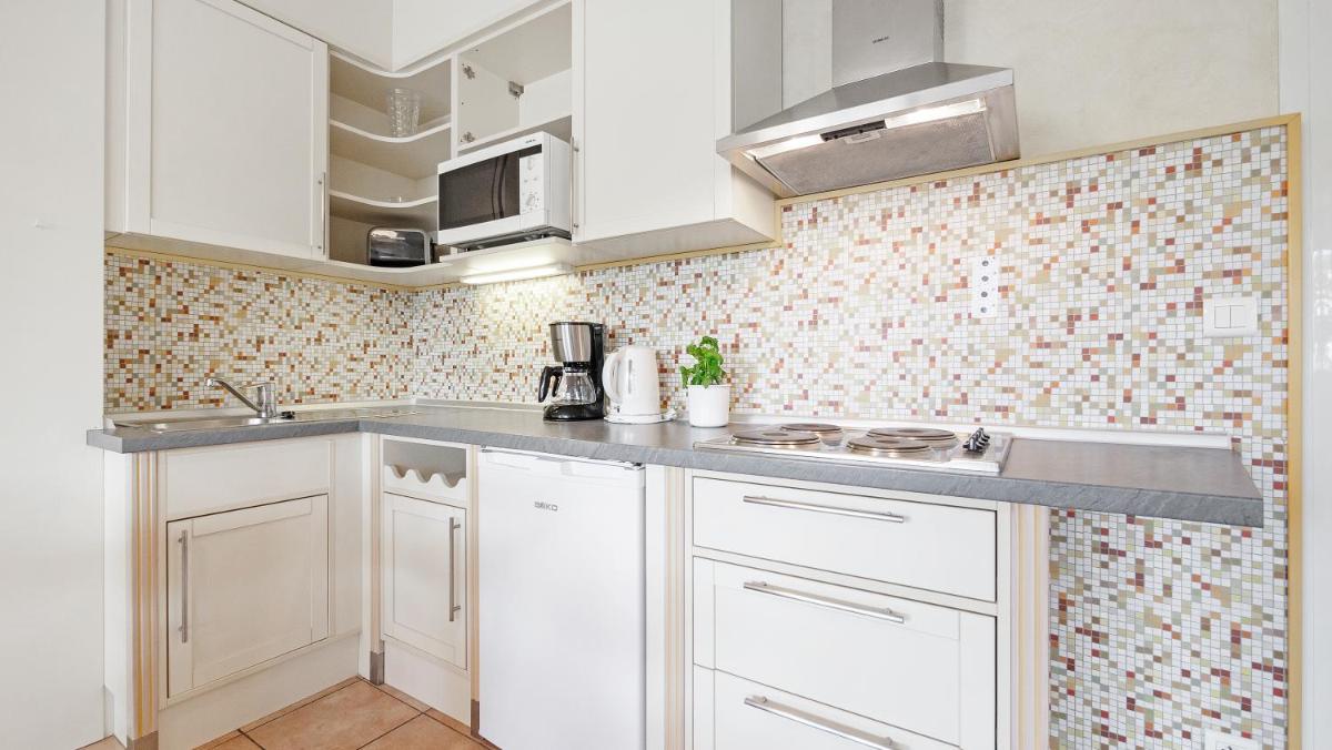 Cuisine ou kitchenette dans l'établissement Résidence les Tourelles