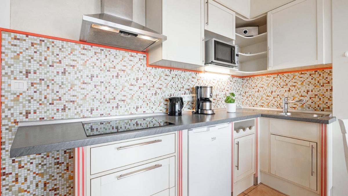 Cuisine ou kitchenette dans l'établissement Résidence les Tourelles