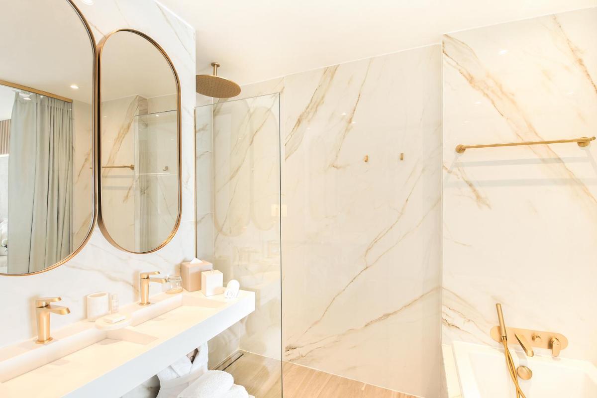 Salle de bains dans l'établissement Hôtel Marinca & Spa