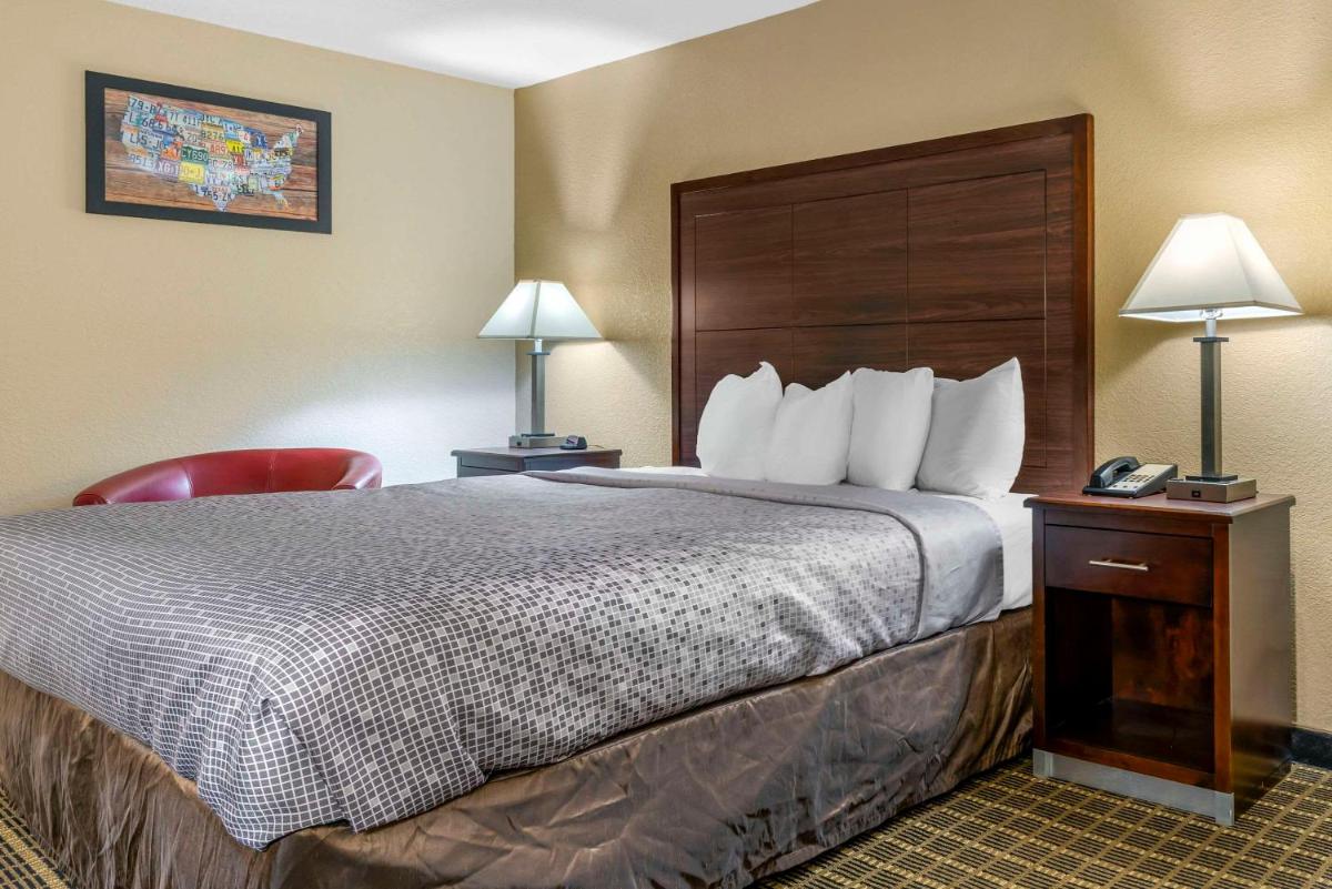 Econo Lodge La Crosse North - Housity