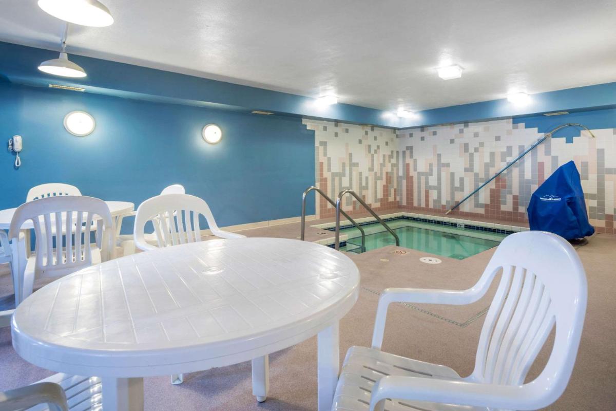 Econo Lodge La Crosse North - Housity