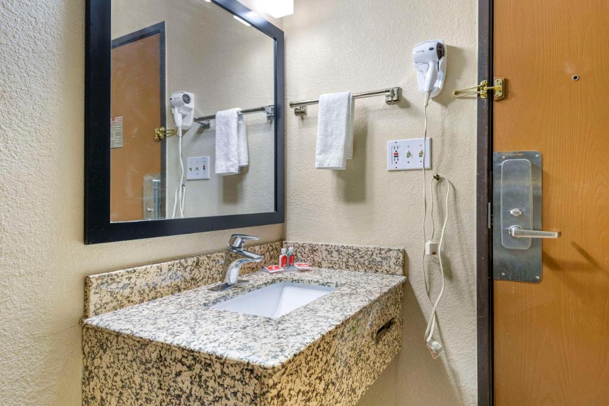 Econo Lodge La Crosse North - Housity