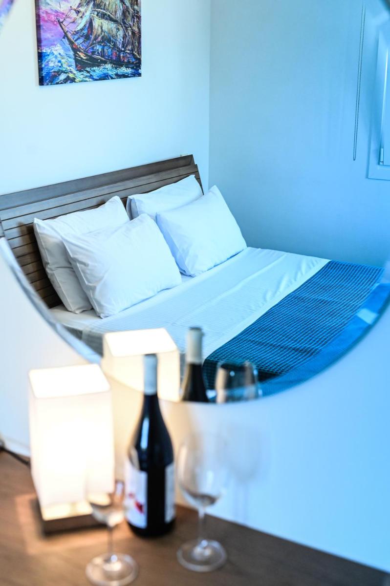 BIG BLUE HOTEL - Housity
