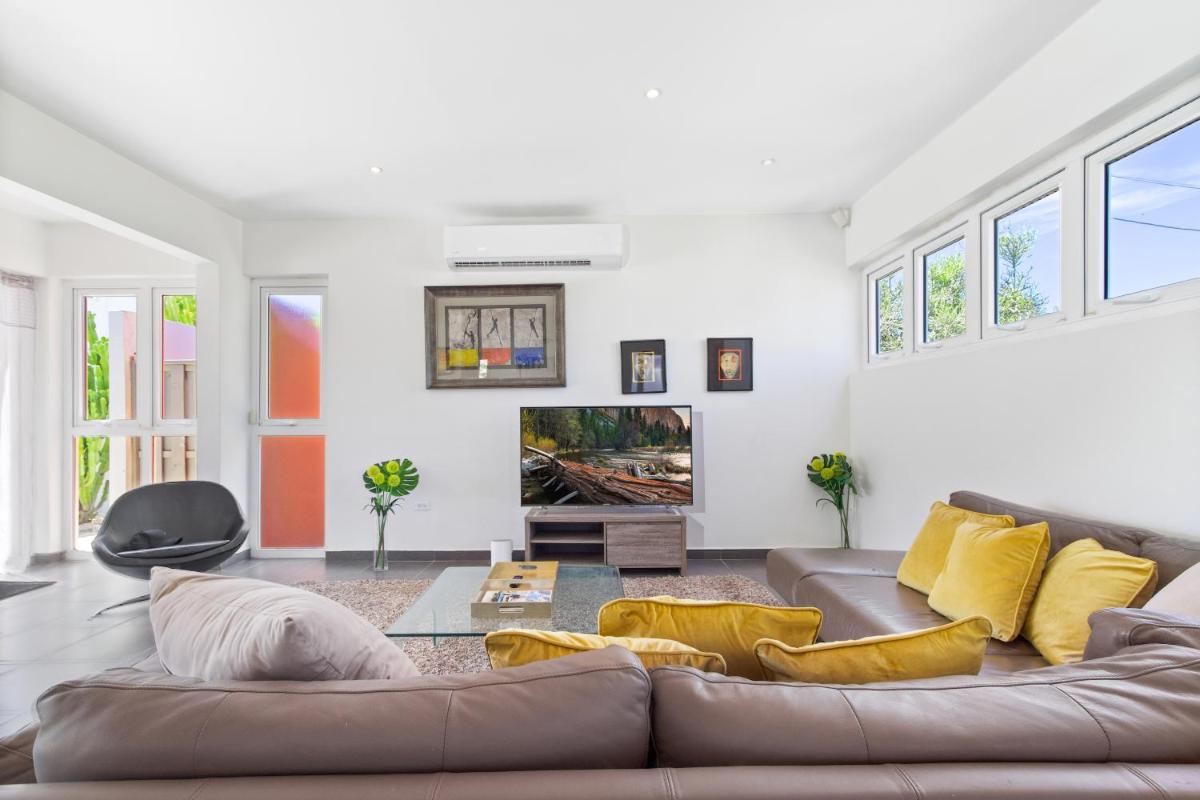 Stunning Modern Home Near Beaches FULL AC - Housity