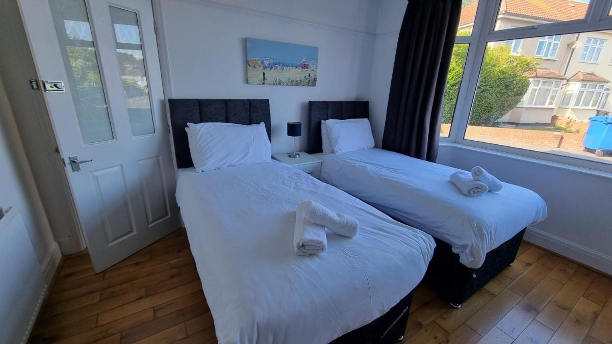 Stanley House - Free Parking for multiple Vehicles by Cliftonvalley Apartments - Housity