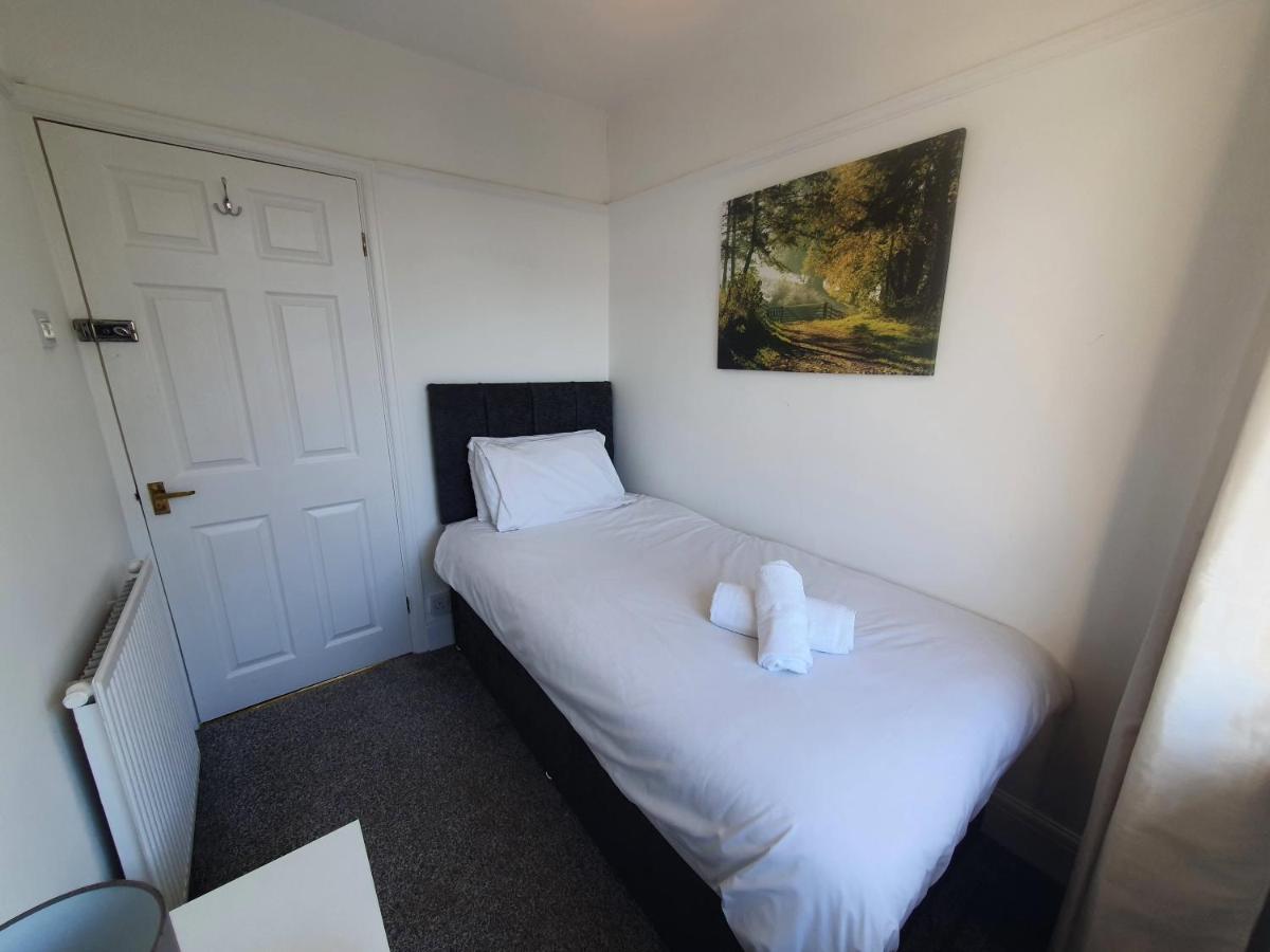 Stanley House - Free Parking for multiple Vehicles by Cliftonvalley Apartments - Housity