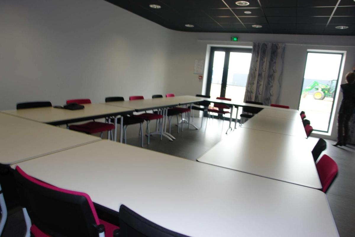 Espace de conférence ou salle de réunion dans l'établissement Brit Hotel Vendée Mer
