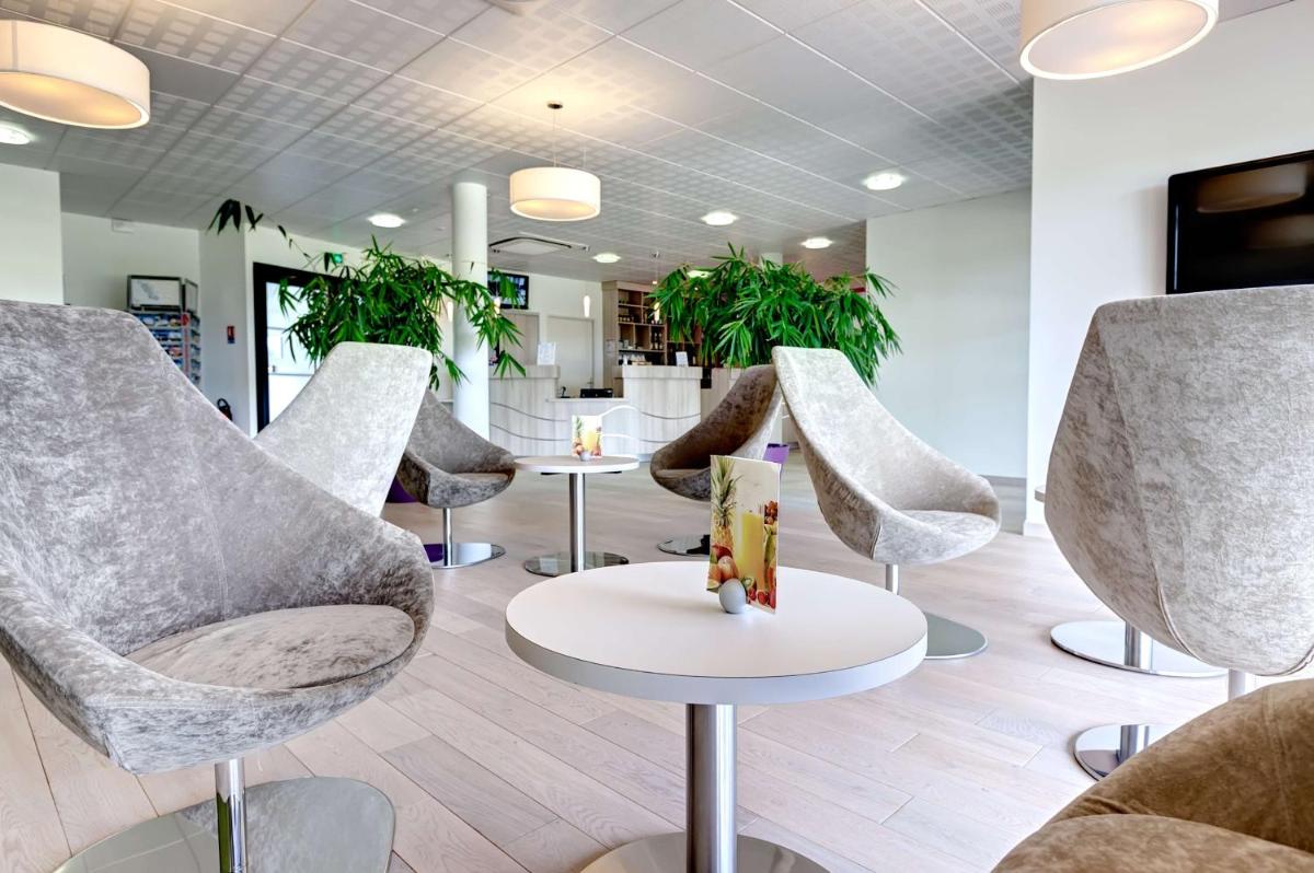 Coin salon dans l'établissement Brit Hotel Vendée Mer