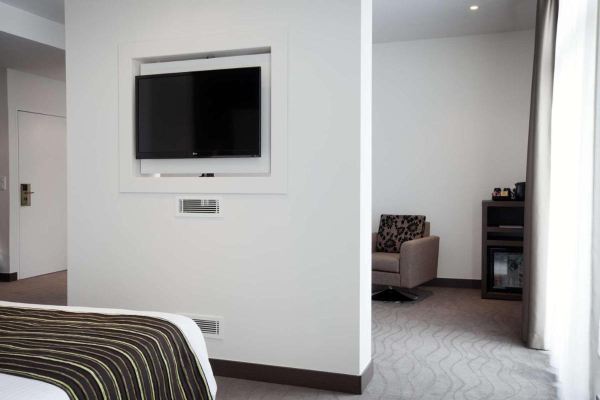 Télévision ou salle de divertissement dans l'établissement Brit Hotel de Grignan Vichy