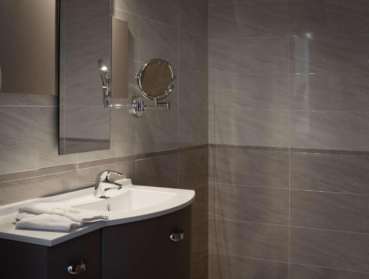 Salle de bains dans l'établissement Brit Hotel de Grignan Vichy