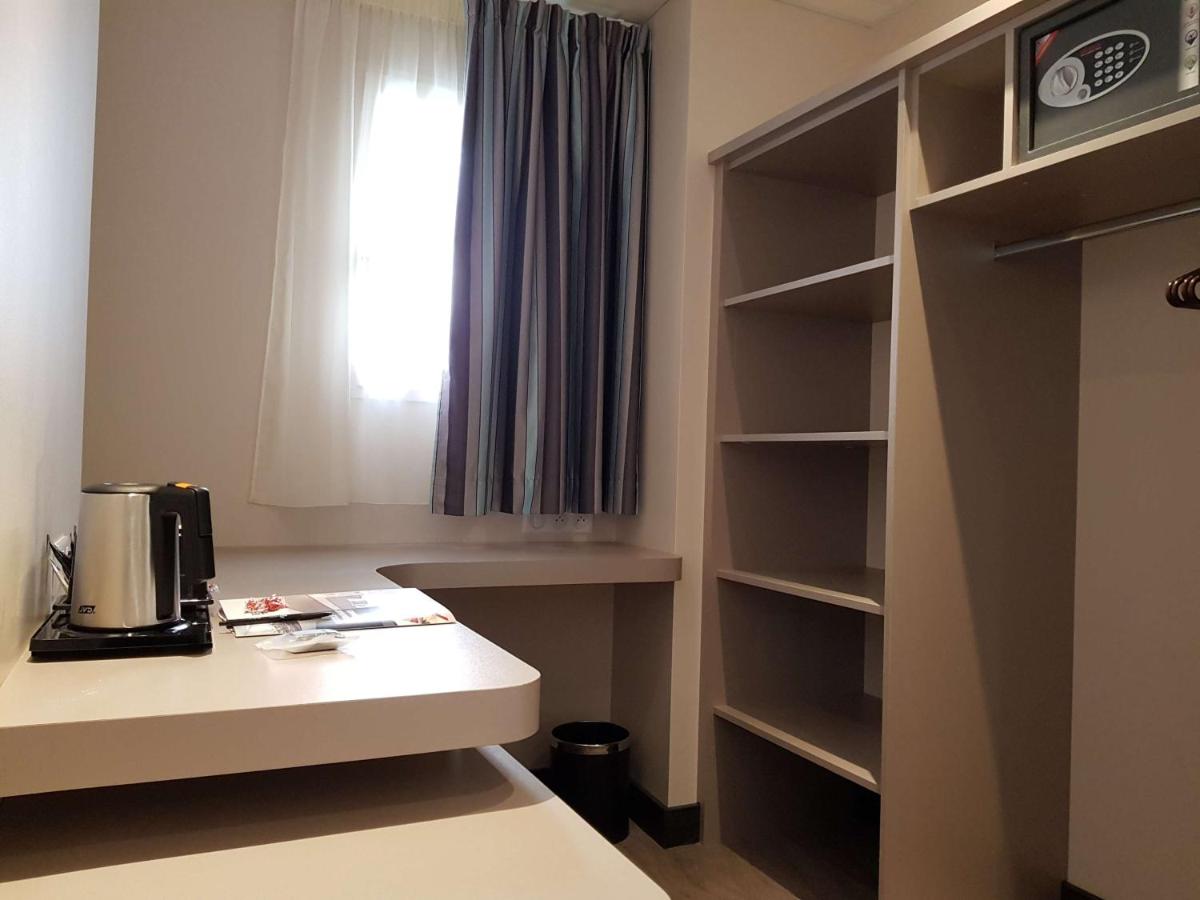 Un ou plusieurs lits dans un hébergement de l'établissement Brit Hotel de Grignan Vichy