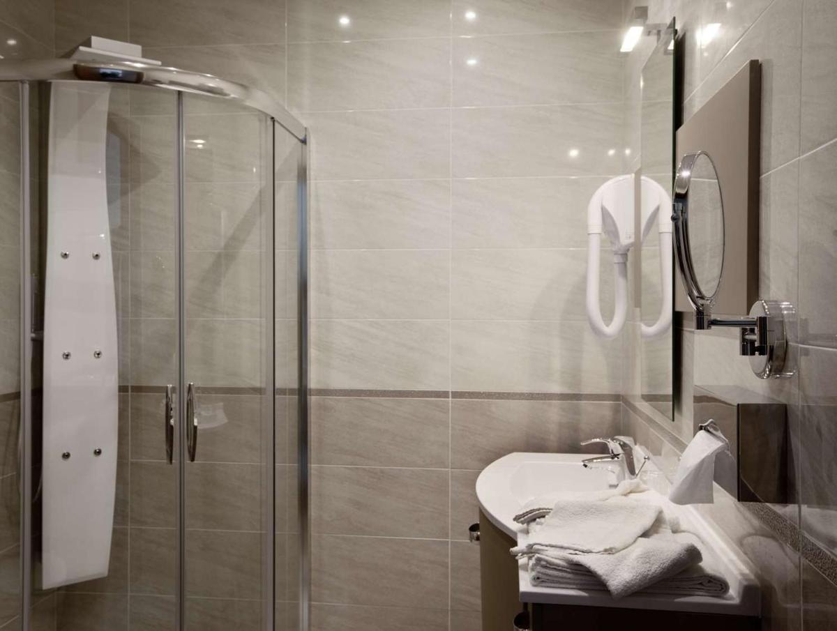 Salle de bains dans l'établissement Brit Hotel de Grignan Vichy