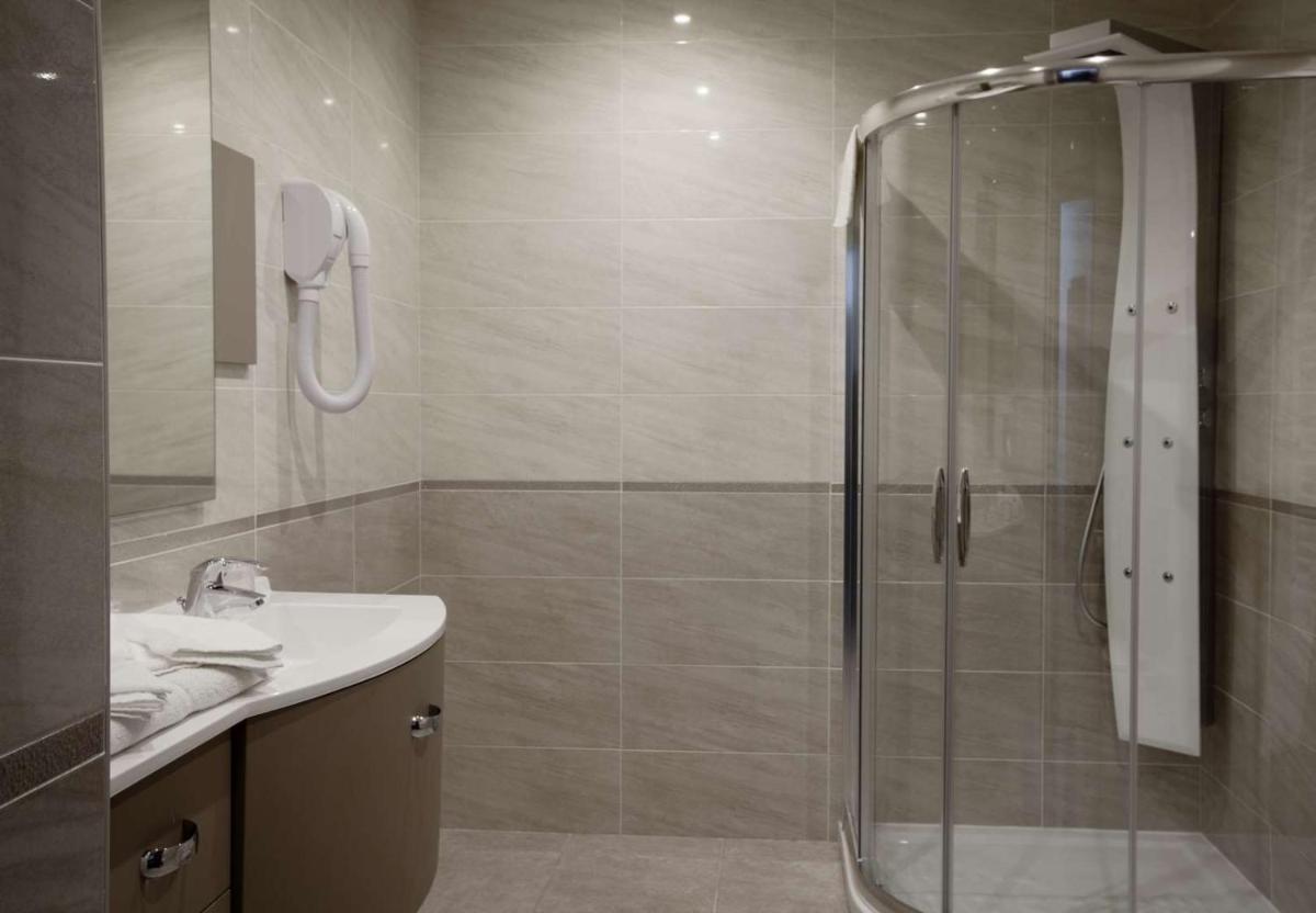 Salle de bains dans l'établissement Brit Hotel de Grignan Vichy