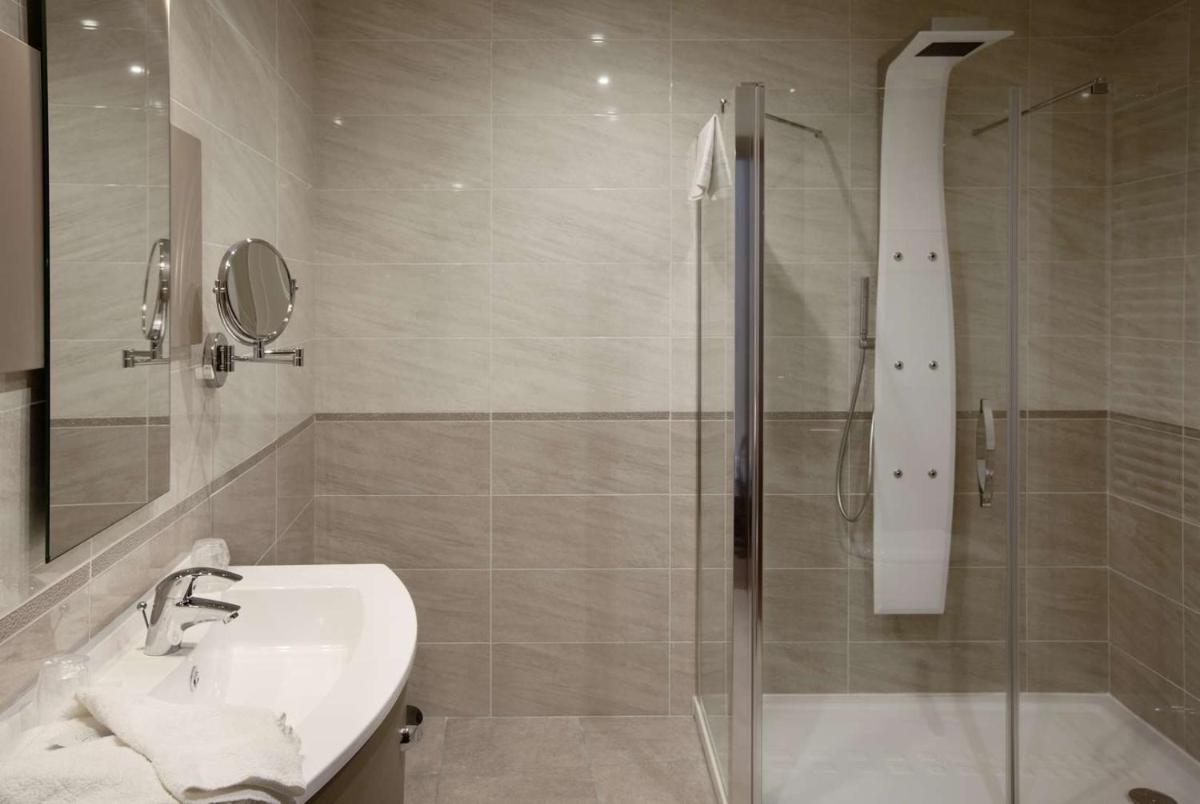 Salle de bains dans l'établissement Brit Hotel de Grignan Vichy