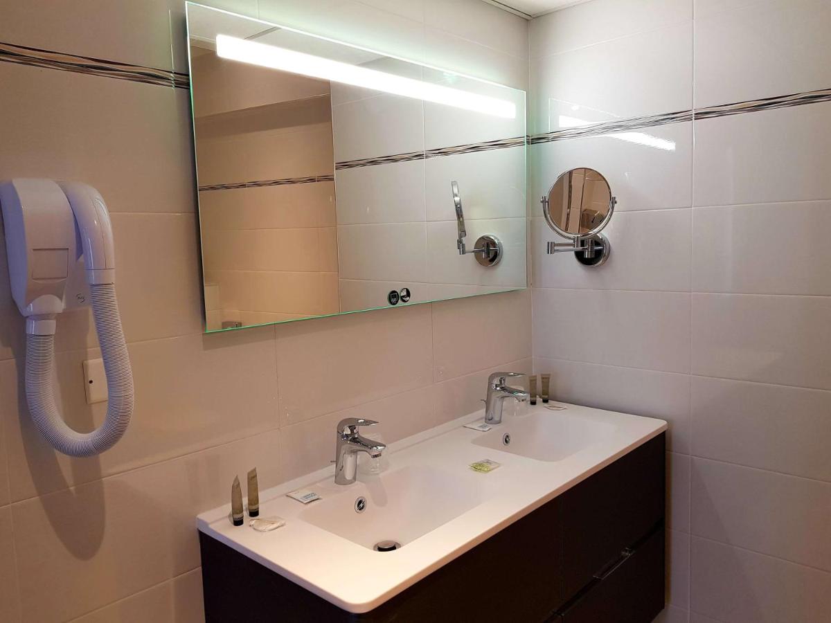 Salle de bains dans l'établissement Brit Hotel de Grignan Vichy
