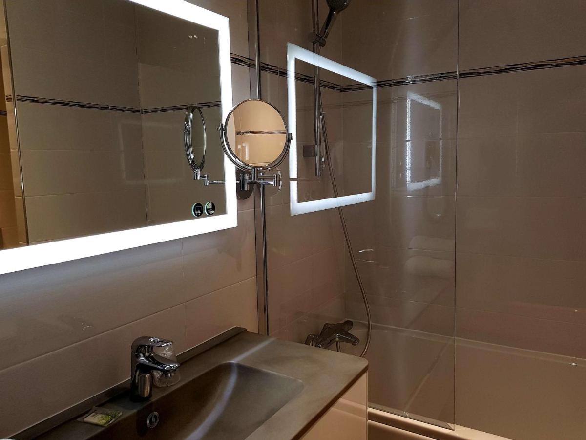 Salle de bains dans l'établissement Brit Hotel de Grignan Vichy