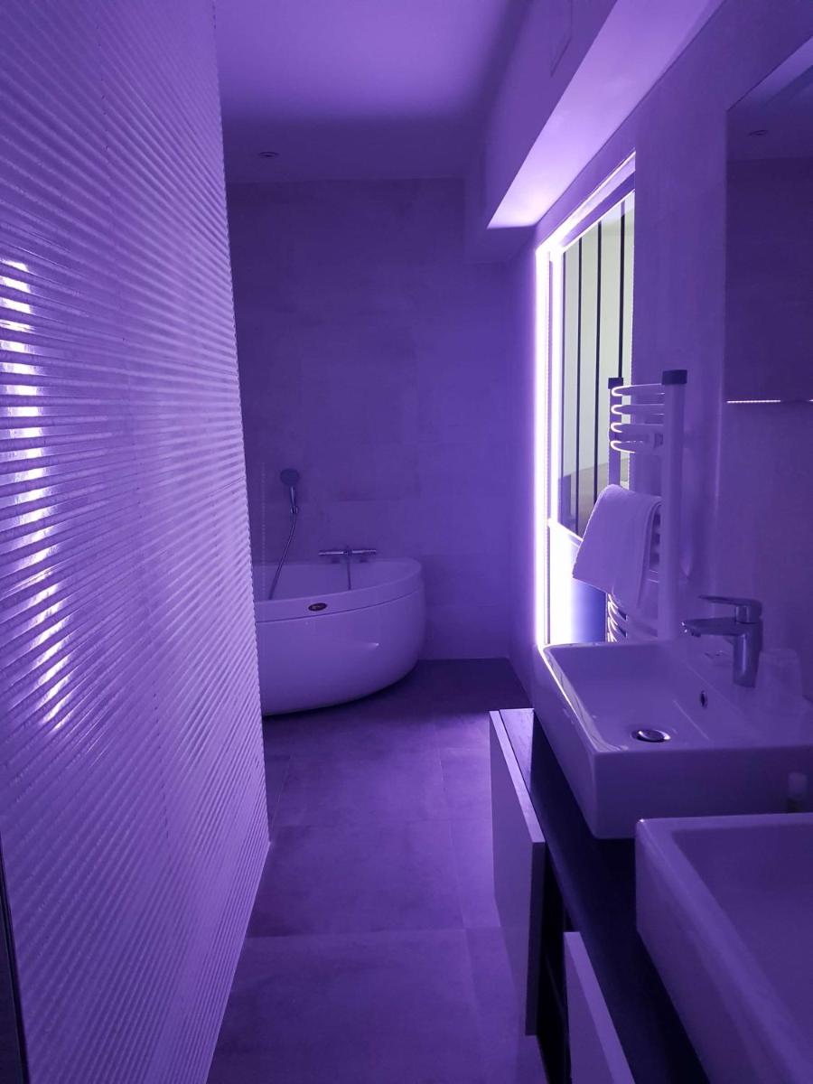 Salle de bains dans l'établissement Brit Hotel de Grignan Vichy