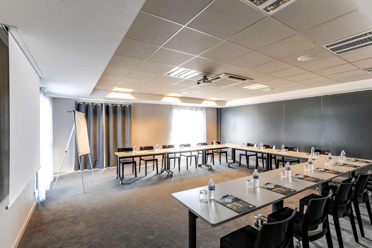 Espace de conférence ou salle de réunion dans l'établissement Brit Hotel Le Galion & Spa