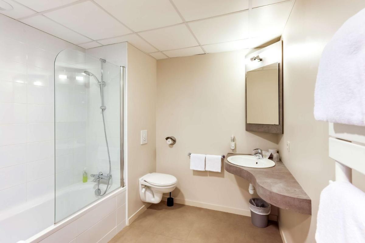 Salle de bains dans l'établissement Brit Hotel Le Galion & Spa