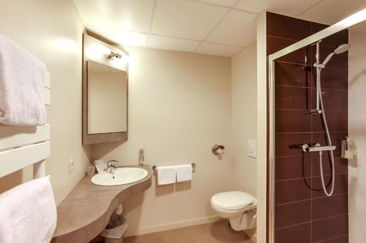 Salle de bains dans l'établissement Brit Hotel Le Galion & Spa
