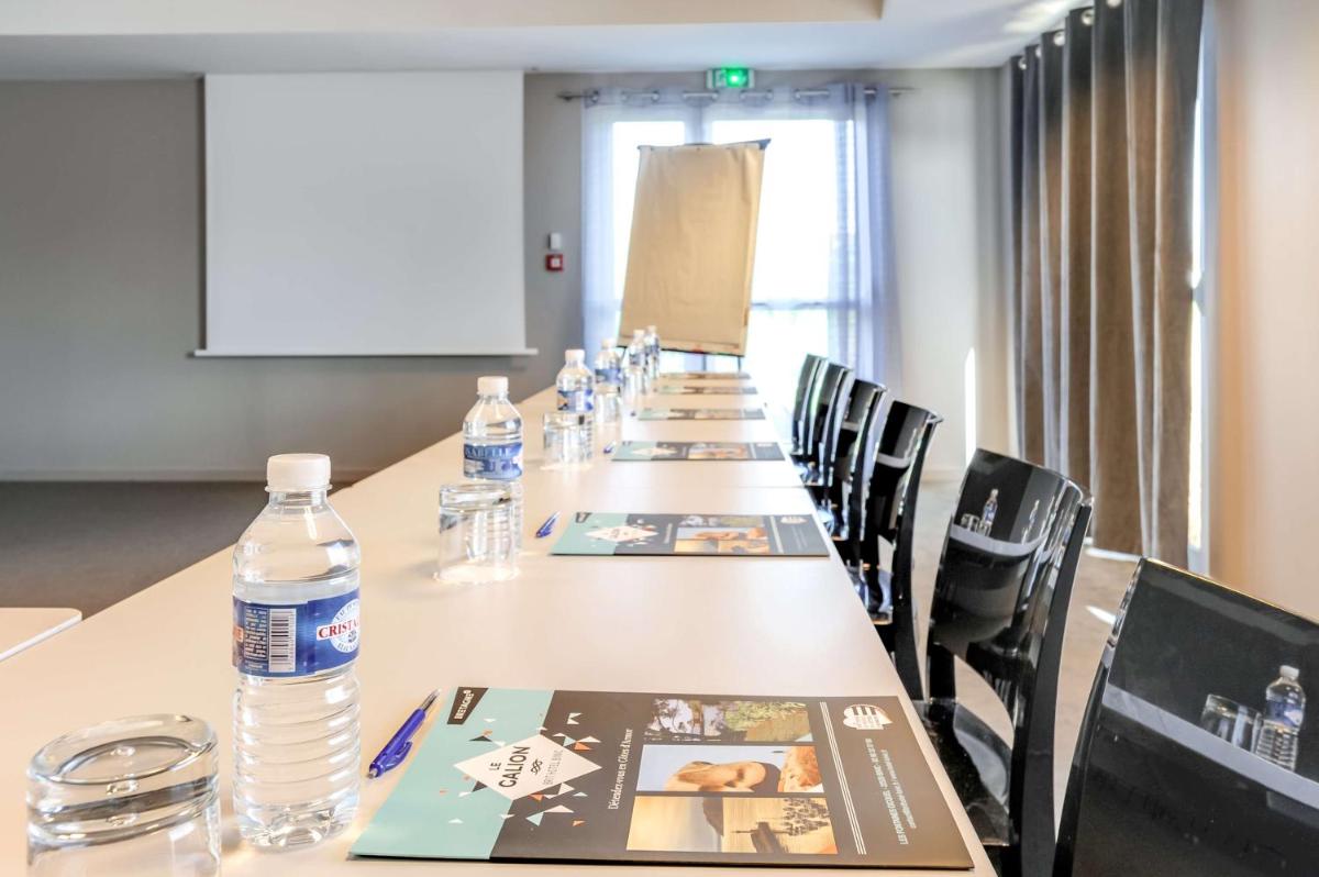Espace de conférence ou salle de réunion dans l'établissement Brit Hotel Le Galion & Spa