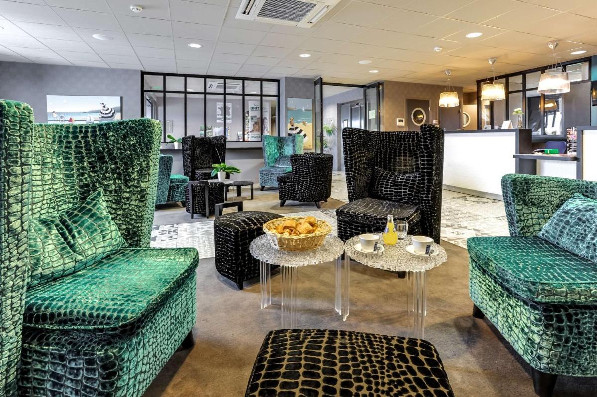 Coin salon dans l'établissement Brit Hotel Le Galion & Spa