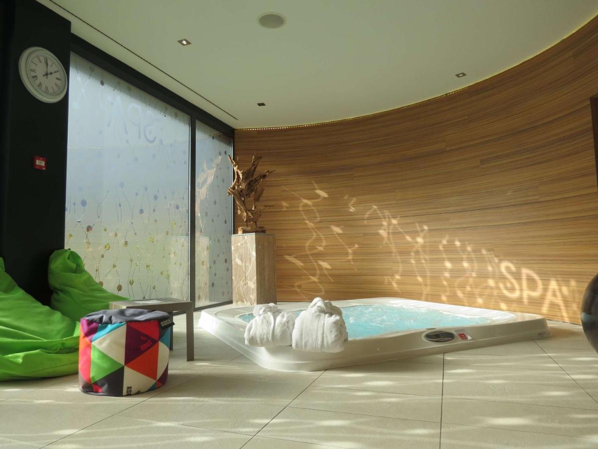 La salle de bains est pourvue d'un bain à remous. dans l'établissement Brit Hotel & Spa Saint Brieuc Plérin, à Plérin