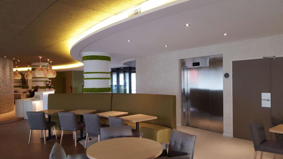 Coin salon dans l'établissement Brit Hotel & Spa Saint Brieuc Plérin