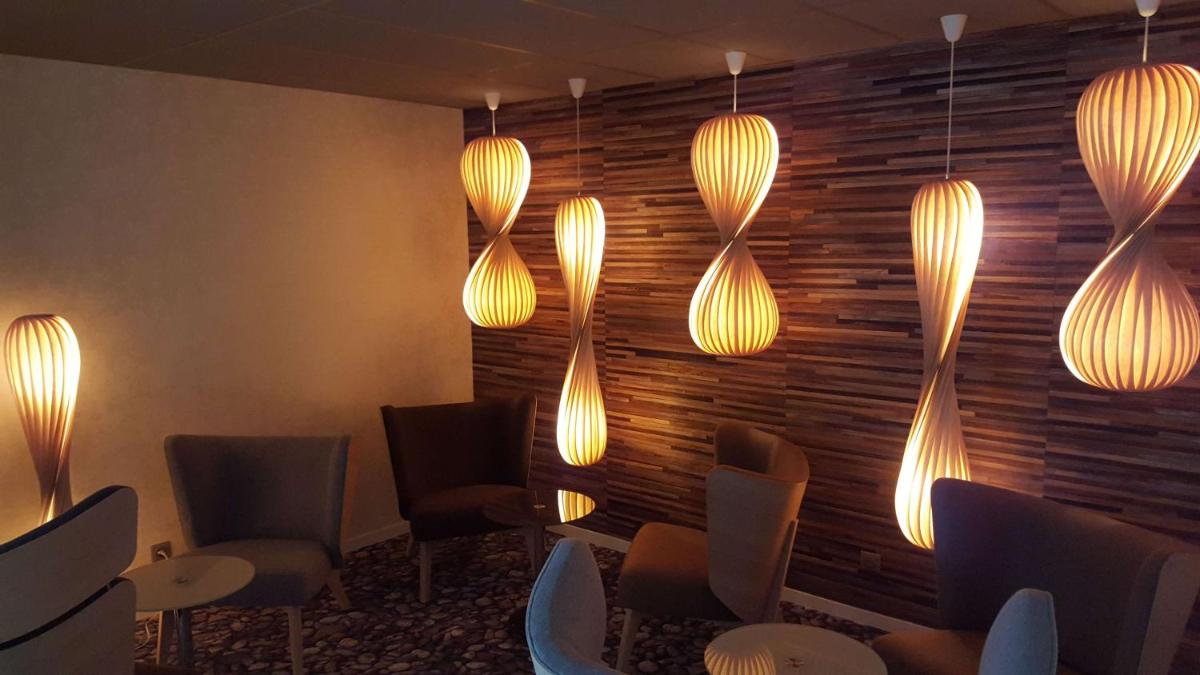 Coin salon dans l'établissement Brit Hotel & Spa Saint Brieuc Plérin