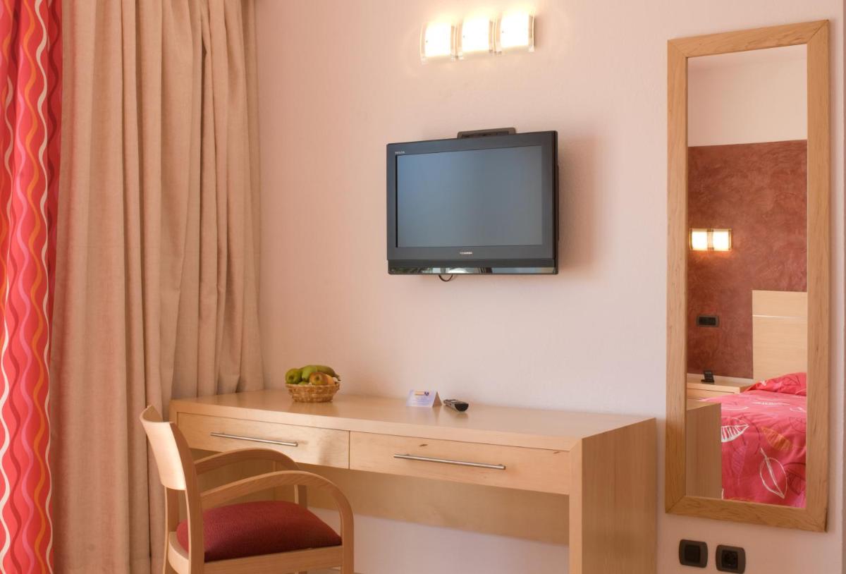 Una televisión o centro de entretenimiento en Hotel Capricho