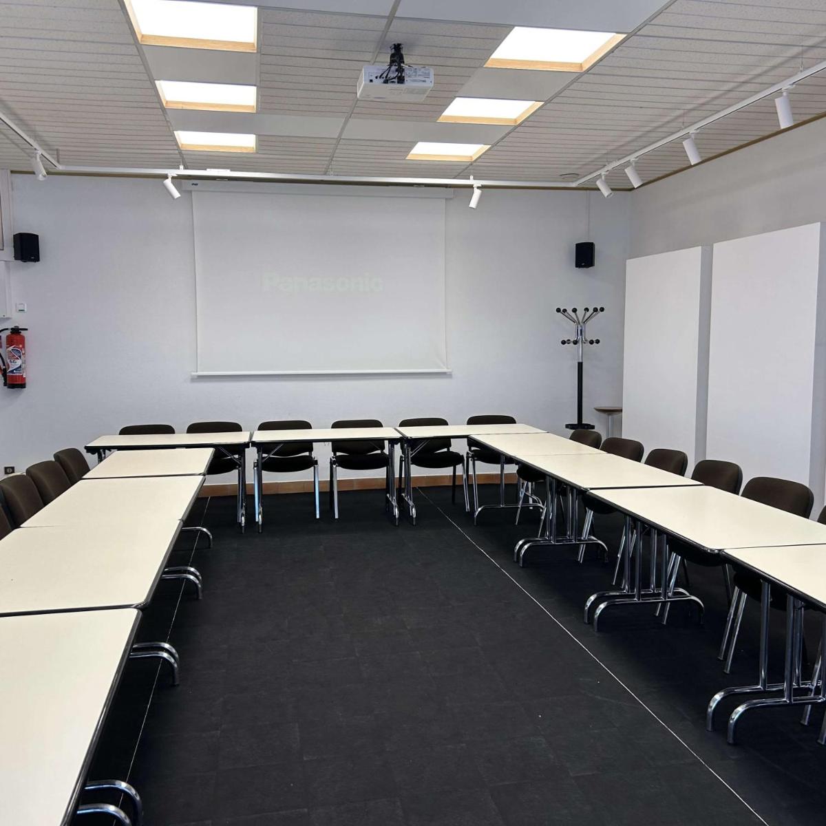 Espace de conférence ou salle de réunion dans l'établissement BRIT HOTEL & SPA Le Roc au Chien