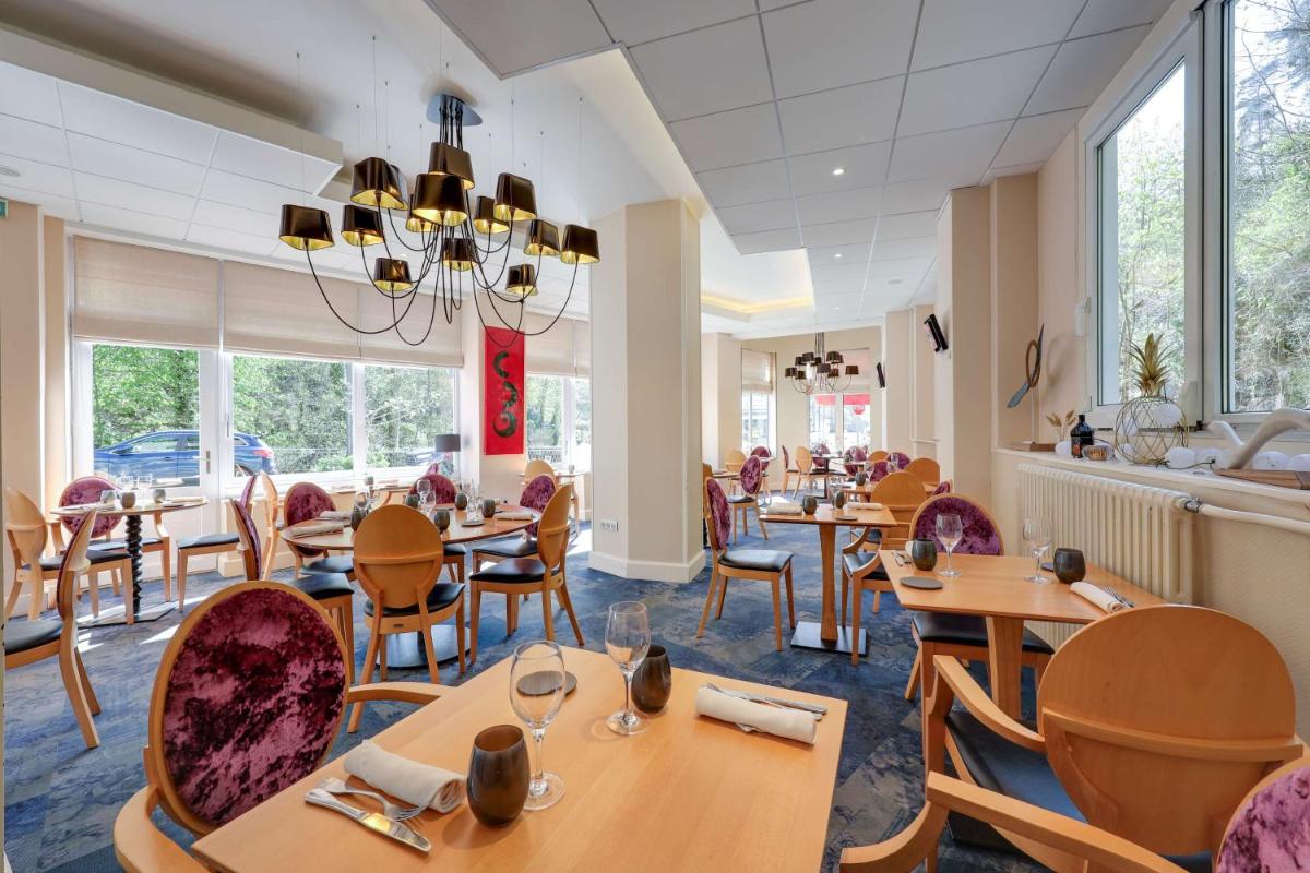 Restaurant ou autre lieu de restauration dans l'établissement BRIT HOTEL & SPA Le Roc au Chien