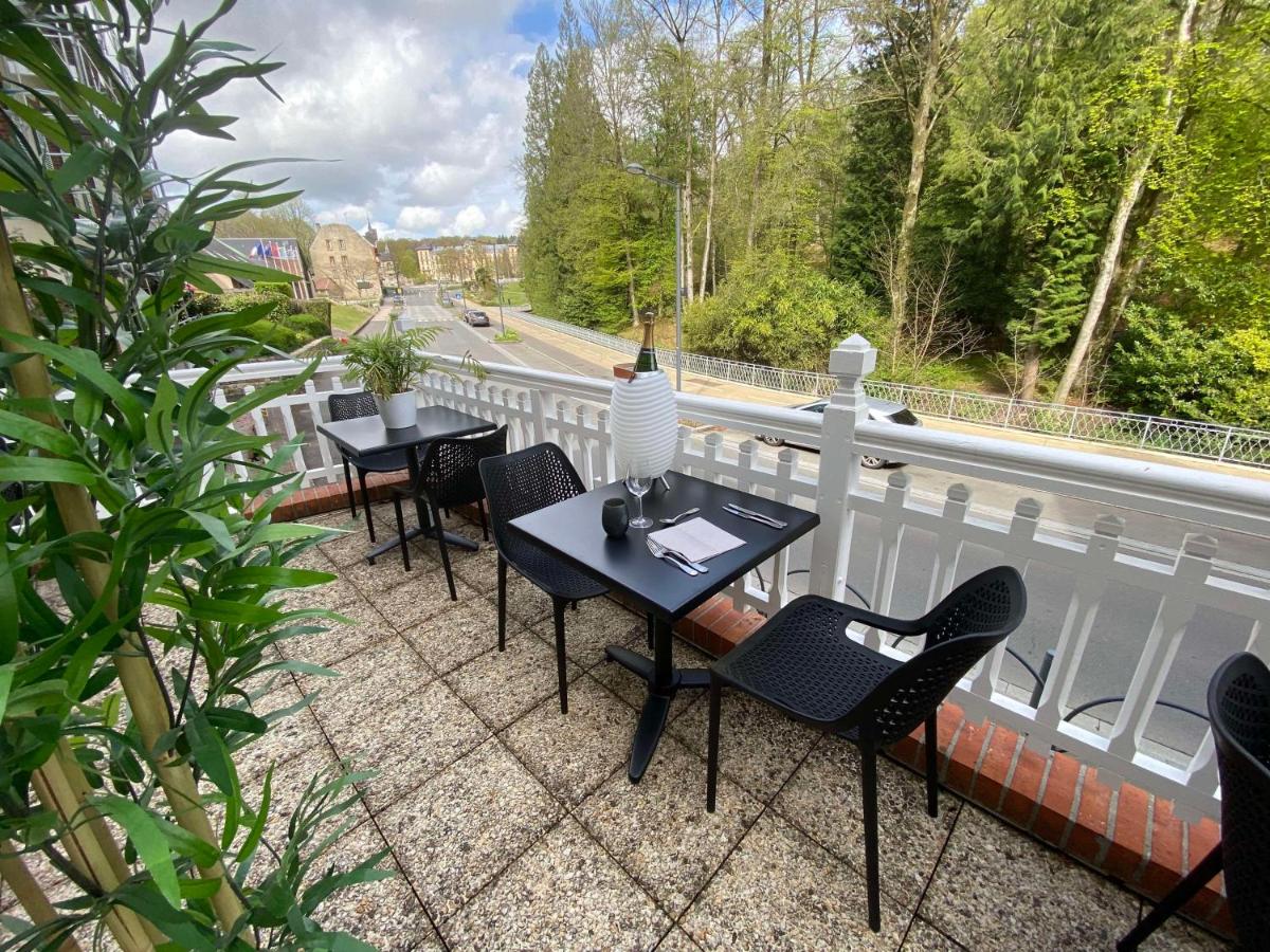 Balcon ou terrasse dans l'établissement BRIT HOTEL & SPA Le Roc au Chien