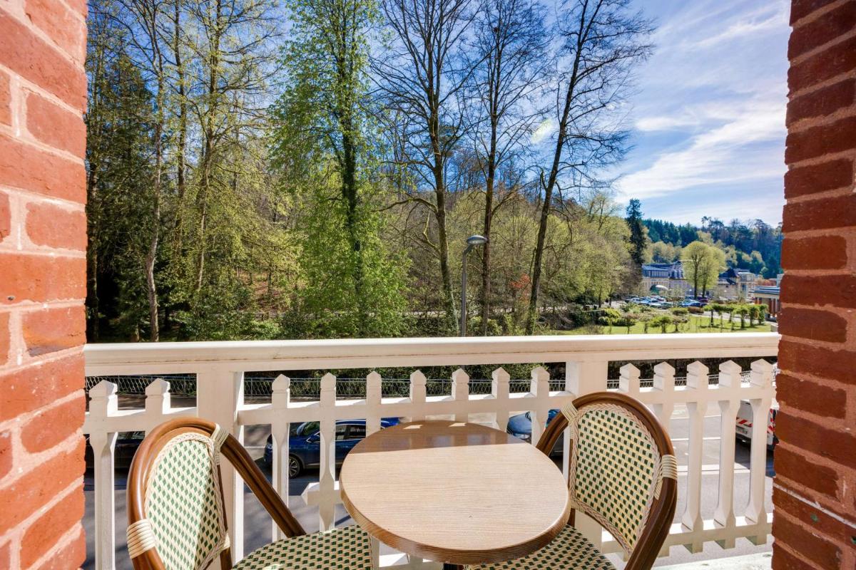 Balcon ou terrasse dans l'établissement BRIT HOTEL & SPA Le Roc au Chien