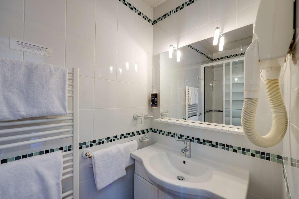 Salle de bains dans l'établissement BRIT HOTEL & SPA Le Roc au Chien