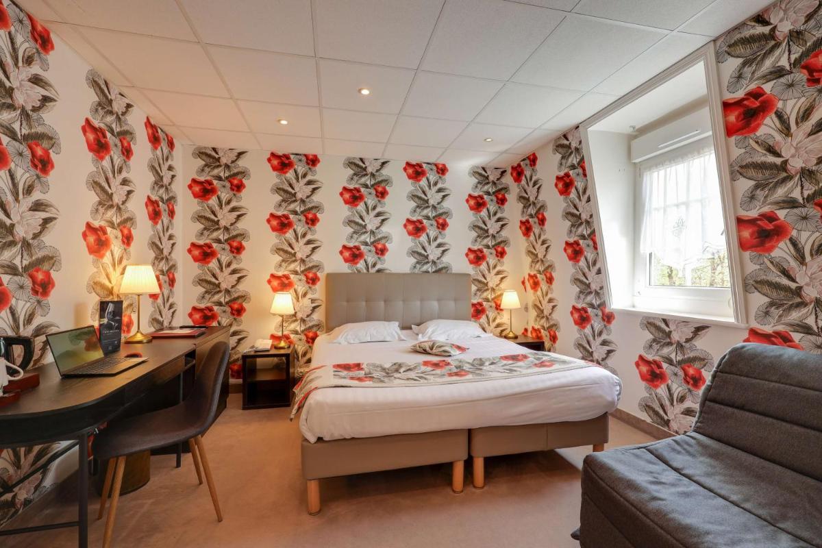 Un ou plusieurs lits dans un hébergement de l'établissement BRIT HOTEL & SPA Le Roc au Chien