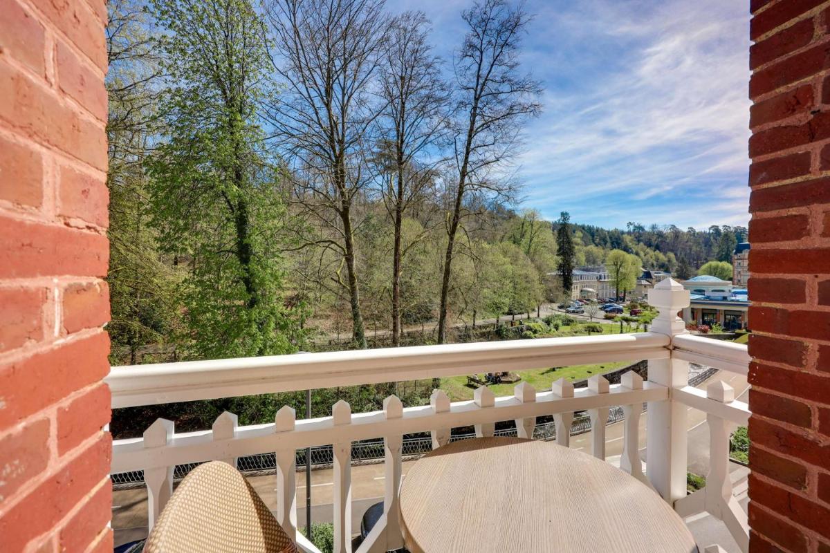 Balcon ou terrasse dans l'établissement BRIT HOTEL & SPA Le Roc au Chien