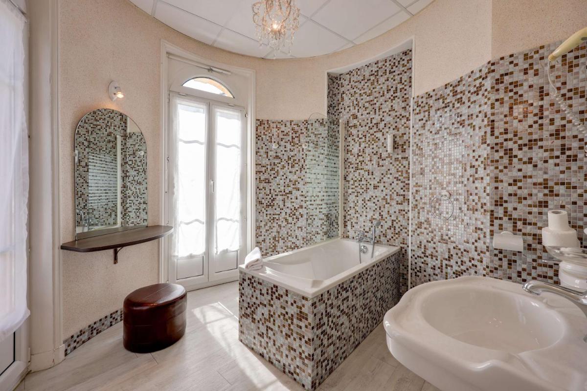 Salle de bains dans l'établissement BRIT HOTEL & SPA Le Roc au Chien